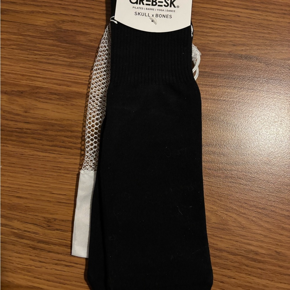 Skull & Bones Black Men’s Grip Socks by Arebesk size L